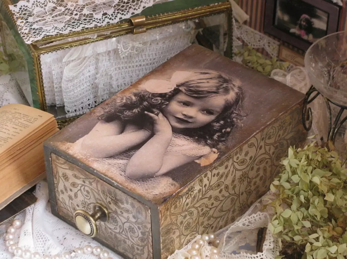 Decoupage Casket kayu menggunakan foto