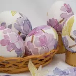 เทคนิคของ Decoupage Easter Eggs: ทำงานกับ Egg Squirrel