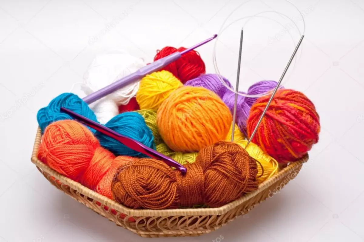 Cov poj niam lub pickipers nrog knitting koob nrog cov lus piav qhia ntawm knitting thiab schemes