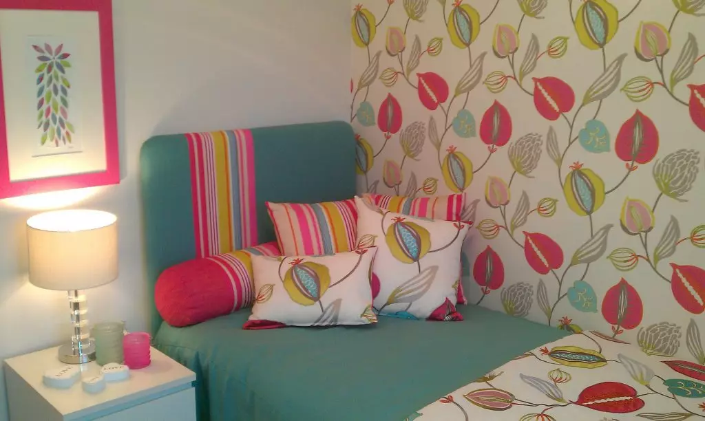 Decor with multicolored pillows
