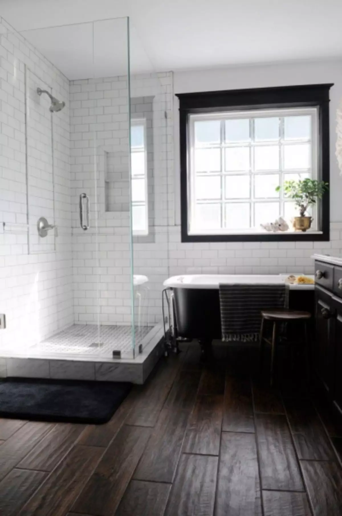 Белая плитка на пол в ванной. Ванная комната с деревянным полом. Ванная комната с белой плиткой. Ванная комната с темной плиткой. Ванная комната с деревянными полами.