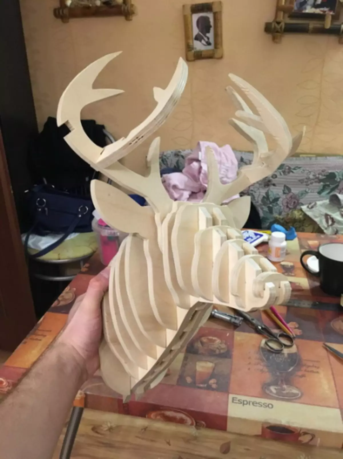 Cabeza de ciervo 3D de la madera contrachapada. Plantillas para beber