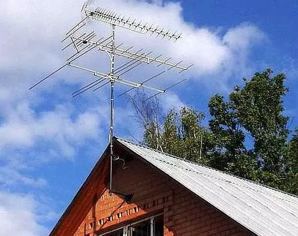 Antennas ho an'ny fahitalavitra ao amin'ny firenena