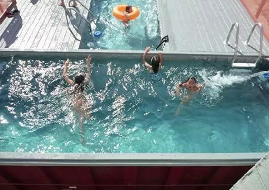 Swimbad fan ymproviseare materialen mei har eigen hannen - banden, baden, betonring