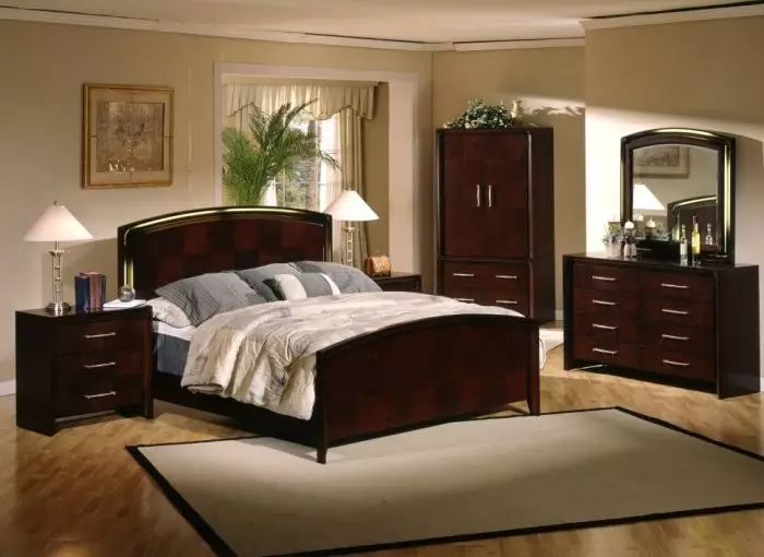 Wallpaper ringan dan furnitur gelap di kamar tidur - idyll kontras