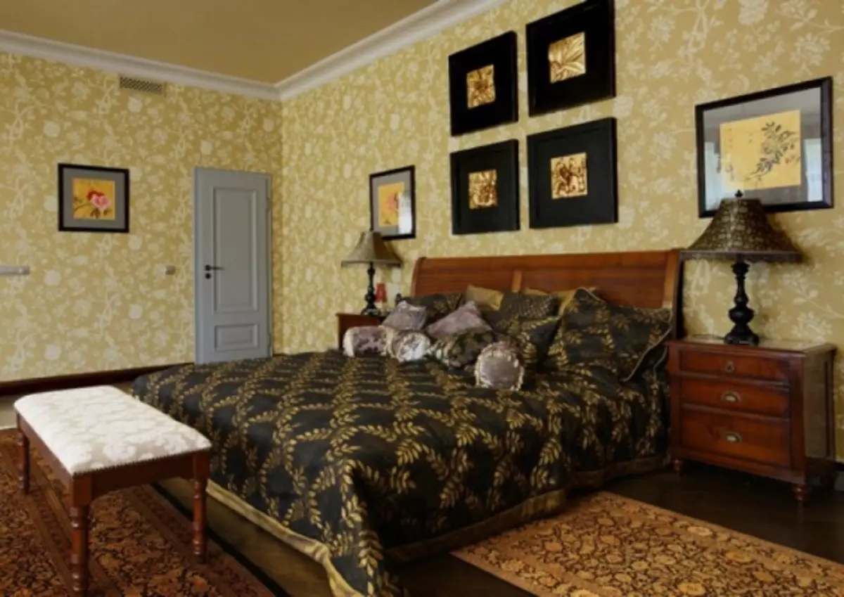 Wallpaper ringan dan furnitur gelap di kamar tidur - idyll kontras