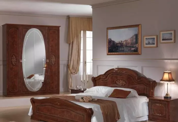 Lätta bakgrundsbilder och mörka möbler i sovrummet - Idyll av kontrast