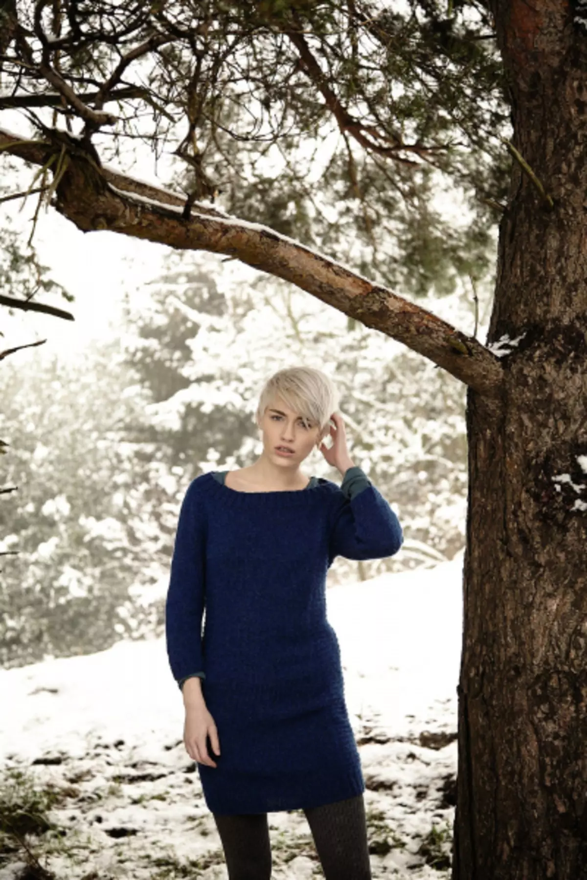 Vinter strikket kjole: Modell av tilfelle med strikkestrikk eller hekle
