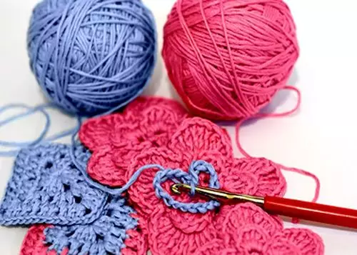 冬のニットドレス：編み物編み物やかぎ針編みのあるケースのモデル