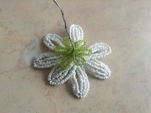 Chamomile from beads with a step-by-step scheme and video for beginners