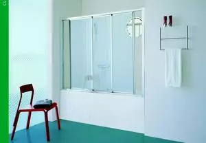 बाथरूमसाठी एक स्लाइडिंग स्क्रीन निवडा