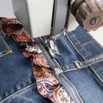 Hoe kinne jo in tas mei âlde jeans naaie: patroan en mastersklasse op sewing