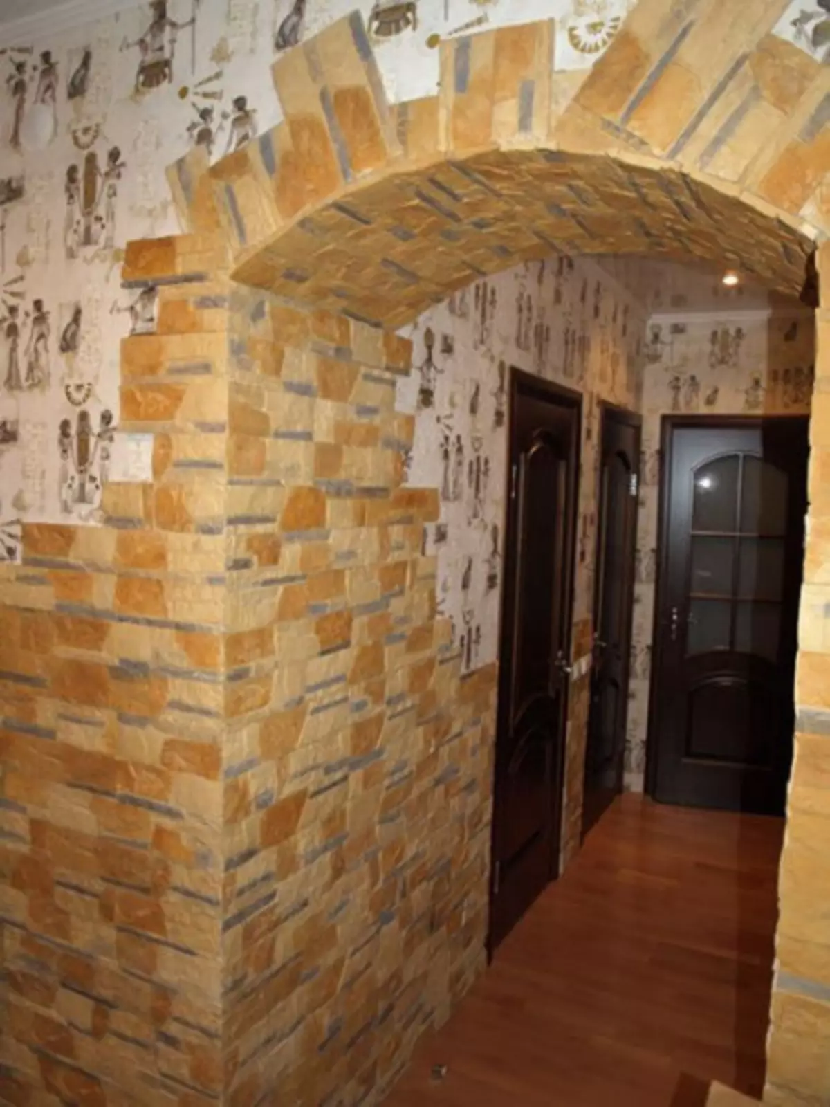 отделка арки декоративным камнем в доме фото