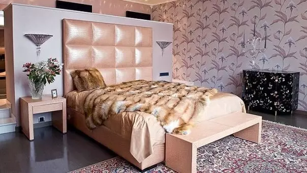 Miesto cez posteľ v spálni: Decor and Design Ideas (37 fotiek)