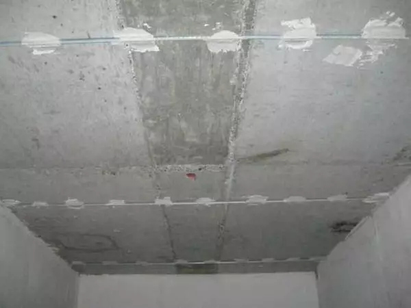 Plasturellement le plafond pour vous-même