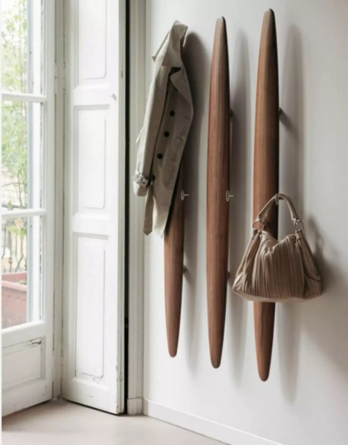 Hangers sa hallway - pader, panlabas o panel