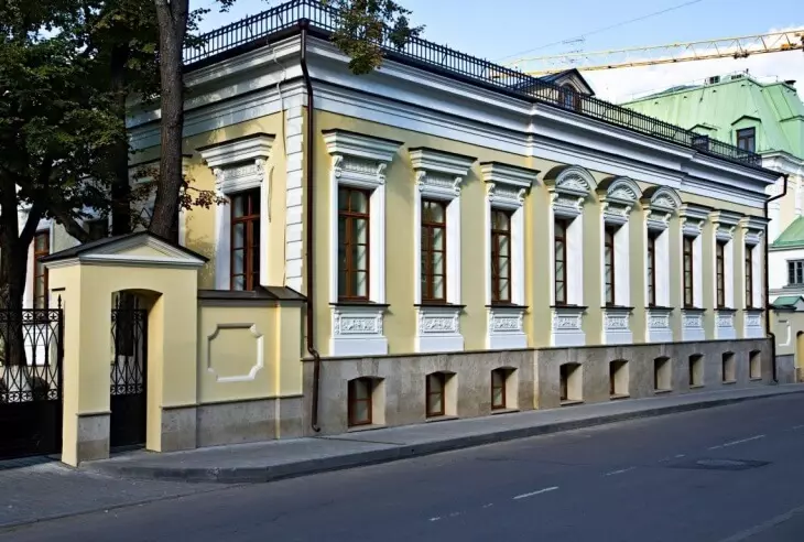 Stucco á facades húsa, léttur útgáfa af miklum decorum