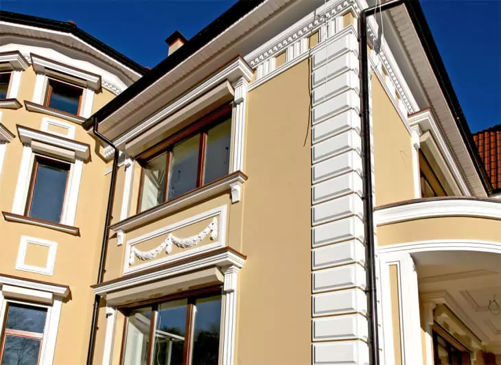 Stucco sulle facciate delle case, versione leggera di decorazioni pesanti