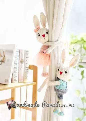 Conejos de punto: pastillas para cortinas en una sala de guardería