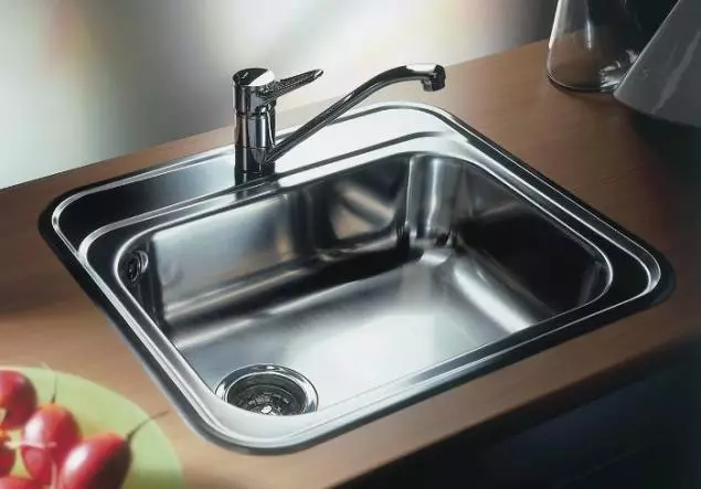 Kif inhu mwaħħal mal-sink?