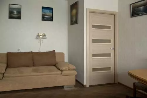 Spalvų derinys - durys, tapetai, cokolitai, grindys ir baldai