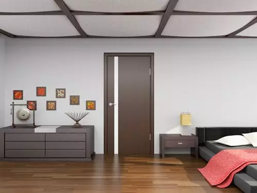 Renk kombinasyonu - kapılar, duvar kağıdı, kaideler, zemin ve mobilya