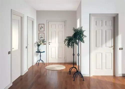 Kombinasie van kleur - deure, plakpapier, plint, vloer en meubels