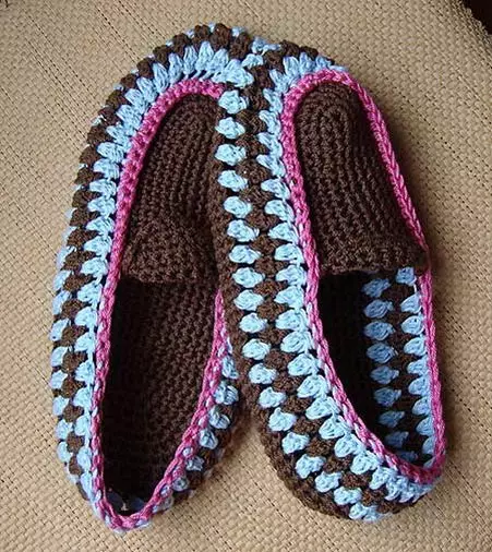 Sandal rumah tangga rajutan dengan crochet: skema dan video untuk pemula, lakukan trek di kelas master