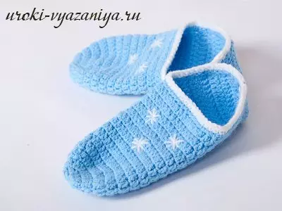 I-slippers yekhaya enamawele nge-crochet: Izikimu kunye neevidiyo zabaqalayo, zenza umkhondo kwiklasi enkulu