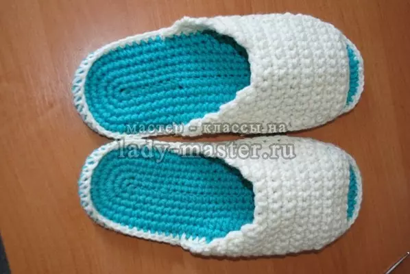 Slippers дар хонавода бо crochet: Schemse: Schems ва видеоҳо барои шурӯъкунандагон роҳҳои худро дар синфи мастер иҷро кунед