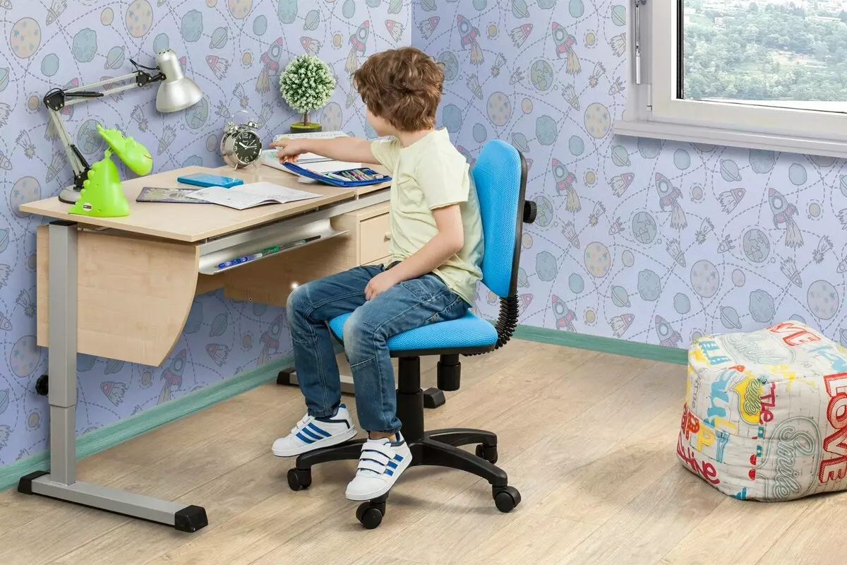 Omsorg för hälsa och studie: Hur man väljer ett skolbarns skrivbord för hemmet?