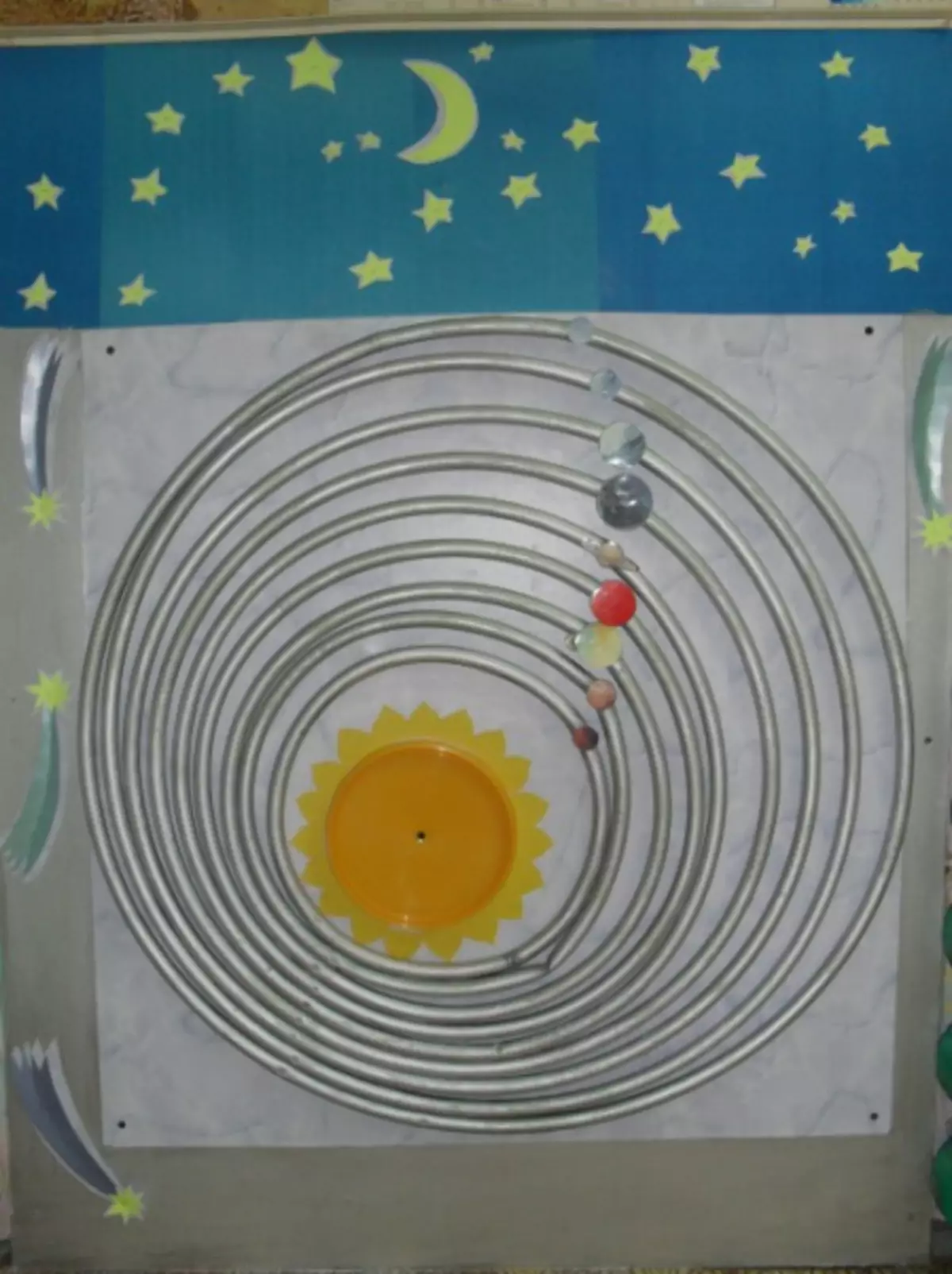 Disposition du système solaire avec ses mains du papier pour les enfants