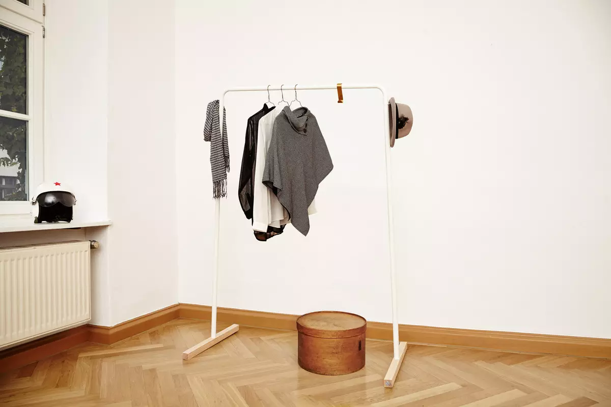 Стильна підлогова стійка для одягу [приклади використання в сучасному інтер'єрі]