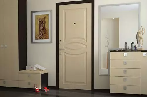 Le porte interne quercia sbiancate all'interno dell'appartamento