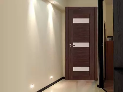 इंटीरियर में रंग दरवाजे: वॉलपेपर और फर्श के साथ एक संयोजन