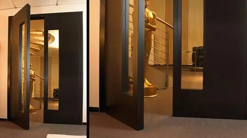 Porte color wenge in interni: una combinazione con carta da parati e pavimento