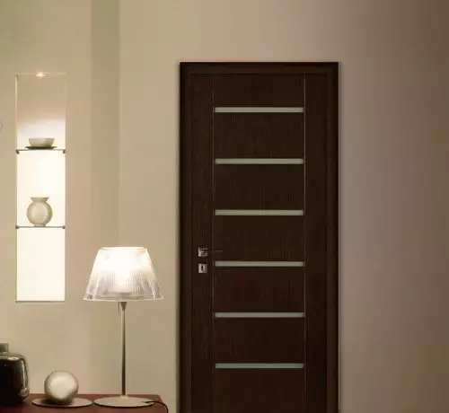 Portas de cor do wenge no interior: uma combinação com papel de parede e chão