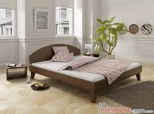 Krevet iz niza drveta. Fotografija drvenih kreveta