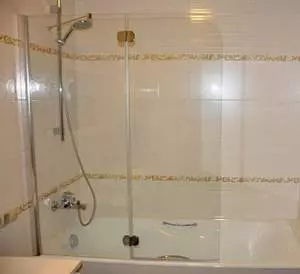 Glazen gordijnen voor het bad, betrouwbare manier van bescherming tegen spatten