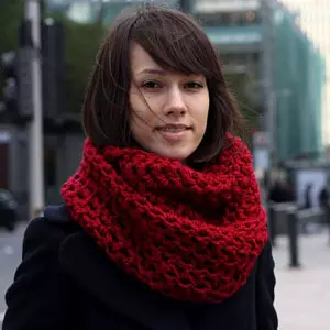 編み針を持つ女性のためのスカーフ船尾を編む：説明を持つスキーム