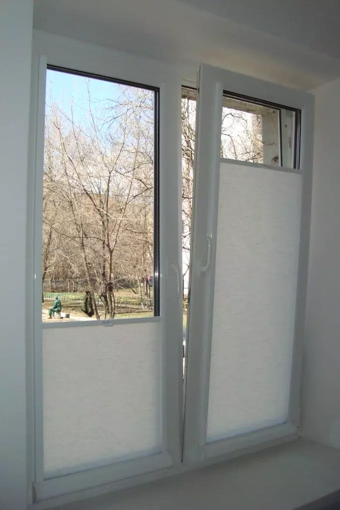¿Cómo elegir e instalar un rollo de cortinas para ventanas de plástico (y vale la pena?) 8317_8