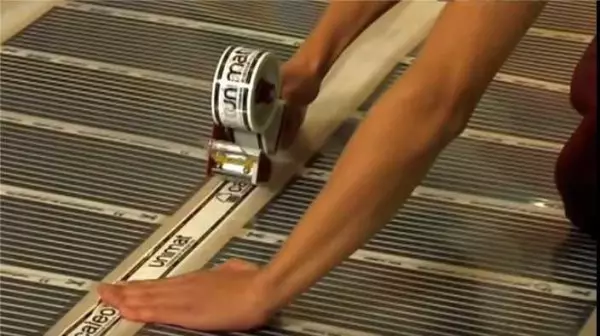 Léngkah lantai parna listrik di handapeun laminate sareng ubin