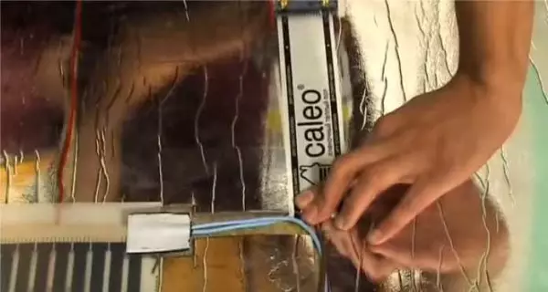 Léngkah lantai parna listrik di handapeun laminate sareng ubin