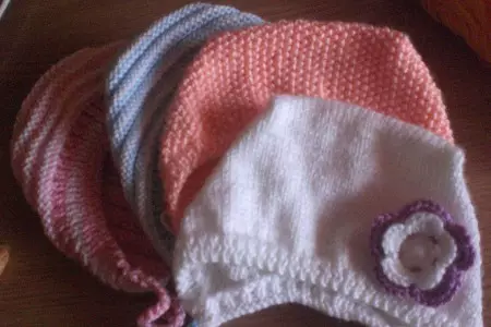เข็มถักสำหรับทารกแรกเกิด: หมวกของหมวกและหมวก