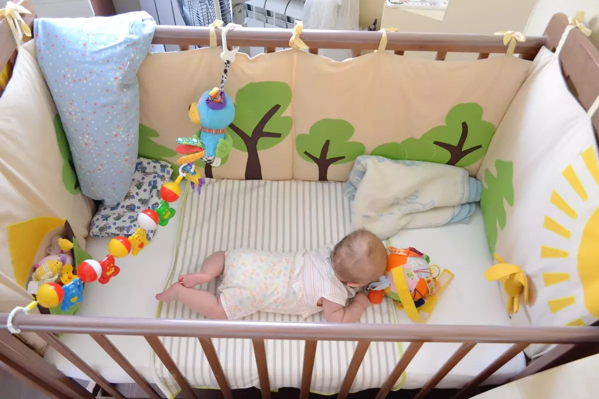 Bezpieczeństwo w łóżeczku do noworodków z własnymi rękami: wskazówki i instrukcje