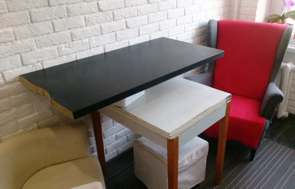Tuoli ja pöytä