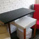 крісло і стіл