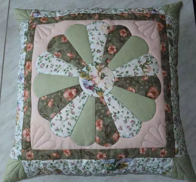 Patchwork kussing Dresden bord met sy eie hande