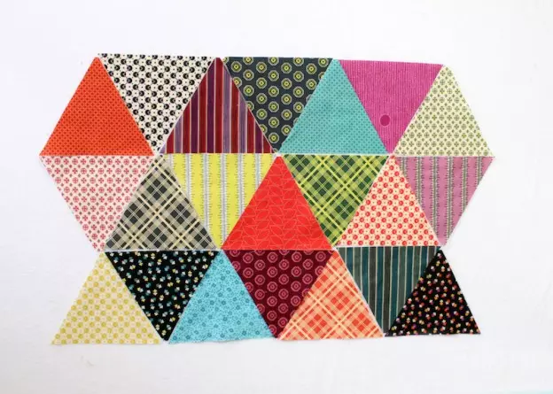 Trianglesin patchwork-tyyny Tee se itse