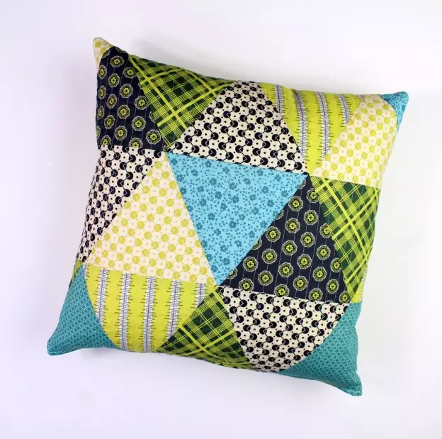 Patchwork Pillow საწყისი სამკუთხედები ამის გაკეთება საკუთარ თავს